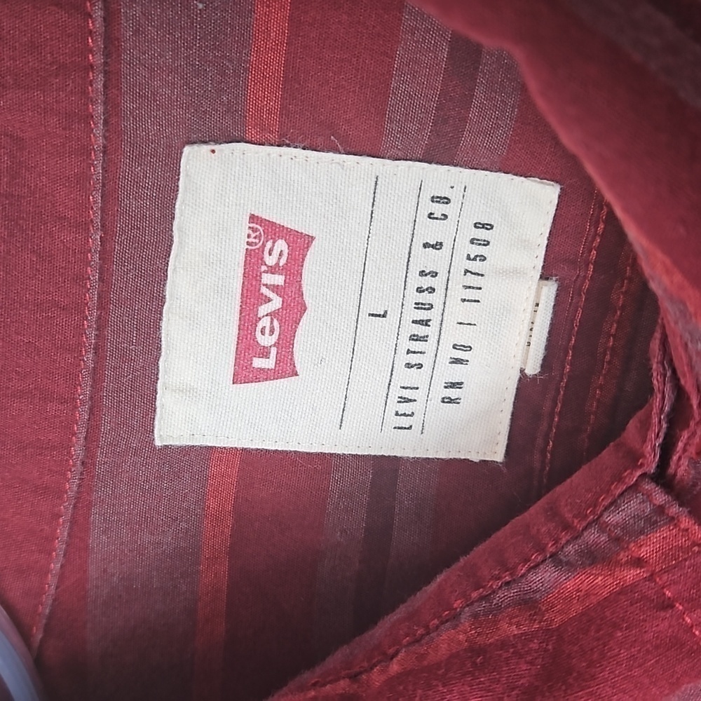 Levi’s Strauss Men’s button Down Shirt Sz L Red Striped - Picture 2 of 5
